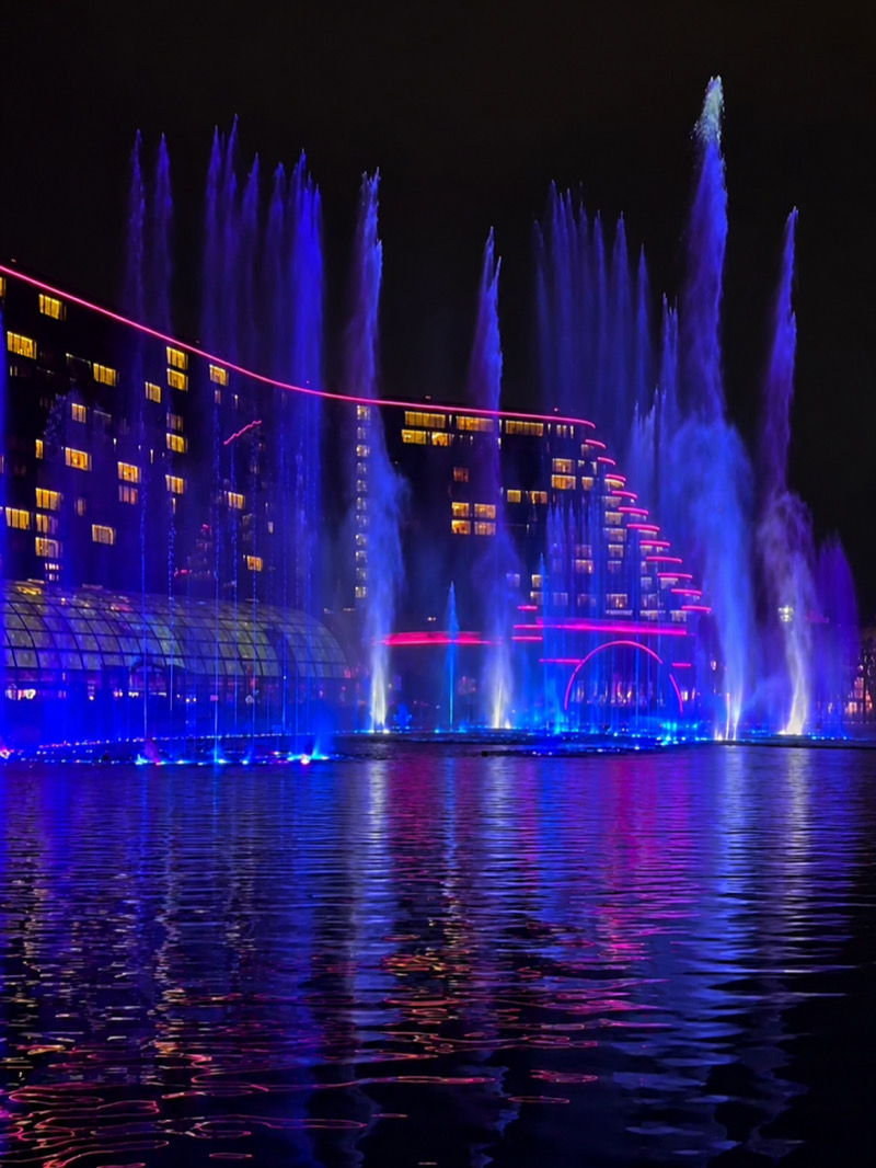 オカダ・マニラ（Okada Manila）の巨大噴水ショー「The Fountain」のダイナミックな夜間ライトアップ
