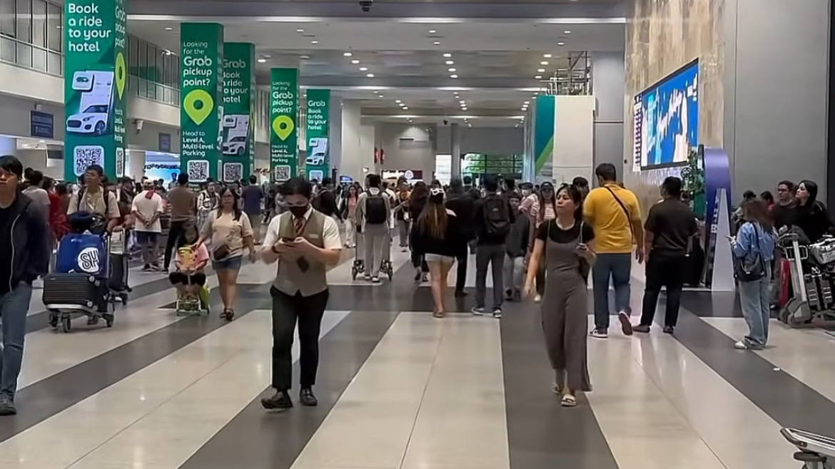 ニノイ・アキノ国際空港の到着ロビーと安全な配車サービス乗り場
