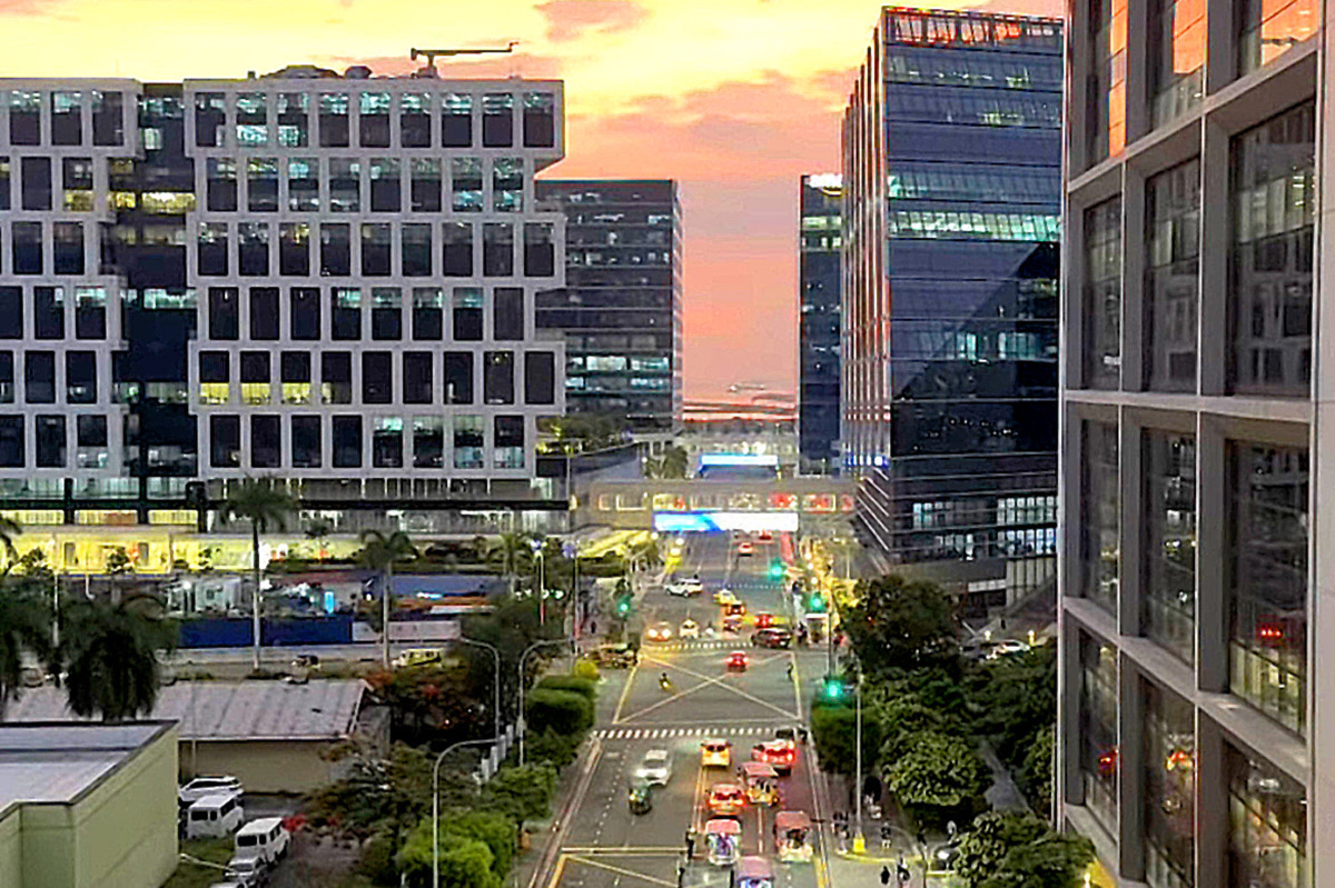 ⁠マニラ・ニノイ・アキノ国際空港（NAIA）のターミナルと現地アテンド拠点風景⁠