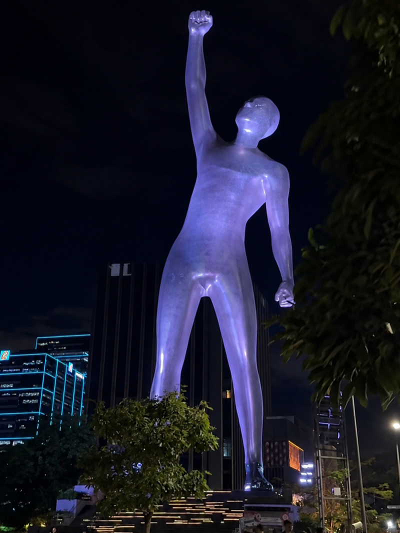 BGCの夜空にそびえ立つ現代美術家Jefrë制作の巨大彫刻モニュメント「ザ・ビクター」