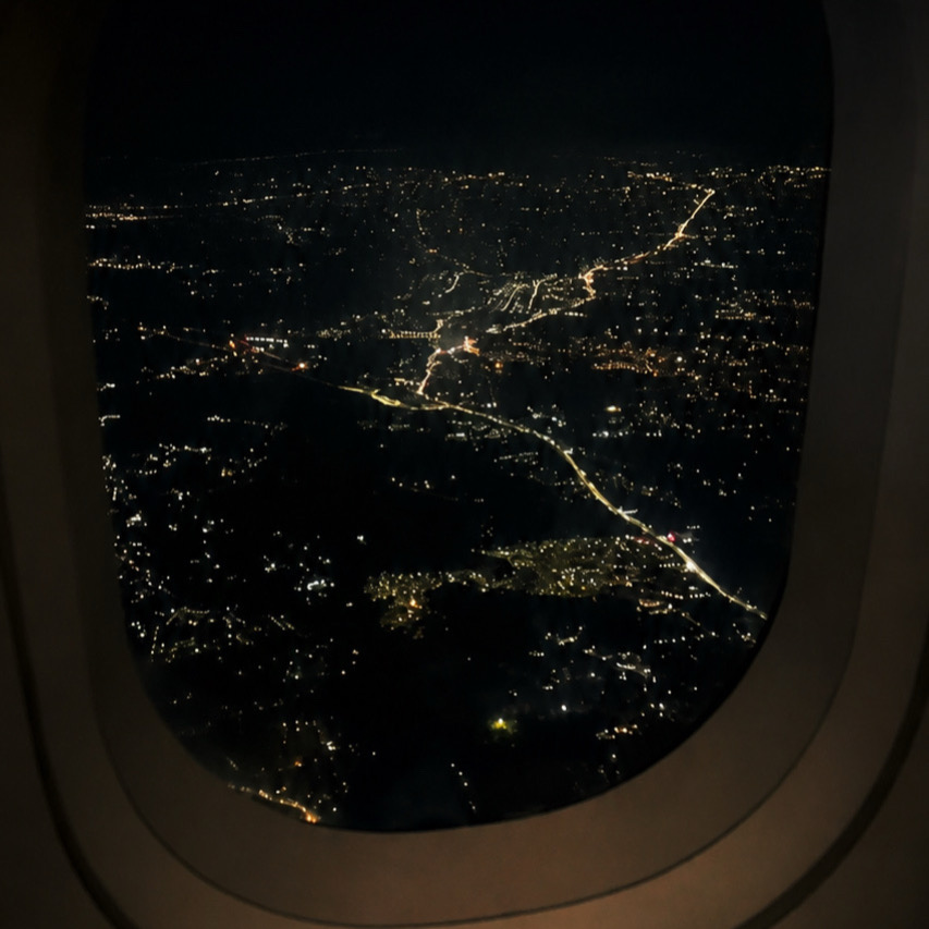 飛行機の窓から見下ろすマニラ首都圏の夜景