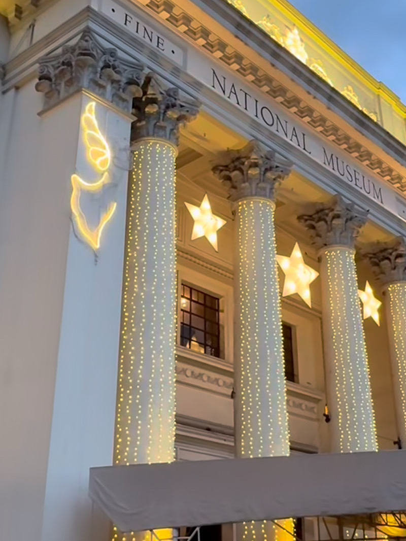美しいライトアップが施された国立美術館（National Museum of Fine Arts）の新古典主義建築